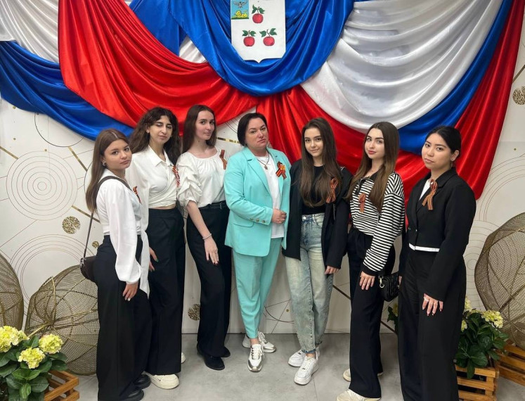Поклонимся великим тем годам.