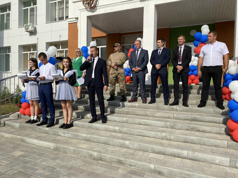 Школьный год в права свои вступает.
